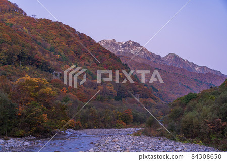 (Gunma Prefecture) Tanigawadake / Tanigawa mountain range seen from Yubiso Park with beautiful autumn colors (Gunma Prefecture) Tanigawadake / Tanigawa mountain range seen from Yubiso Park with beautiful autumn colors 84308650