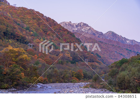 (群馬縣)從湯比索公園看到的谷川岳/谷川山脈,秋色美麗 (群馬縣)從湯比索公園看到的谷川岳/谷川山脈,秋色美麗 84308651