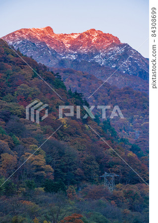 (群馬縣)秋天從湯比索公園看到的谷川岳/谷川山脈 (群馬縣)秋天從湯比索公園看到的谷川岳/谷川山脈 84308699