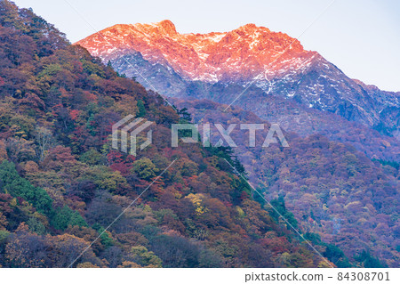 (群馬縣)秋天從湯比索公園看到的谷川岳/谷川山脈 (群馬縣)秋天從湯比索公園看到的谷川岳/谷川山脈 84308701