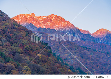 (Gunma Prefecture) Tanigawadake / Tanigawa mountain range seen from Yubiso Park in autumn 84308704