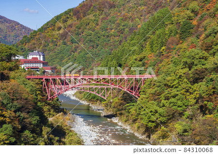 [富山縣] 秋天的黑部峽谷宇奈月溫泉和新山比子橋 84310068