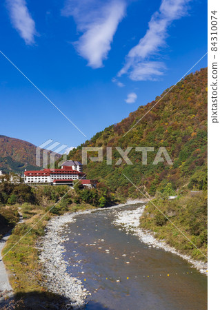 [Toyama Prefecture] Kurobe Gorge in autumn colors Unazuki Onsen and Shinyamabiko Bridge 84310074