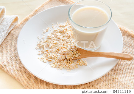 Oatmeal and oat milk Oatmeal and oat milk 84311119