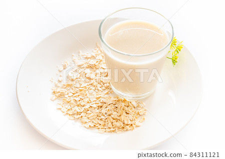 Oatmeal and oat milk 84311121