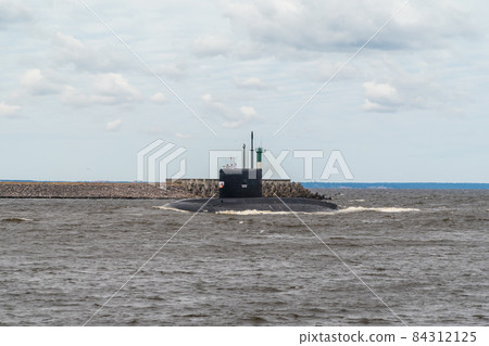 Russia. July 25, 2021. Celebration of the Navy Day. The Petropavlovsk-Kamchatsky diesel-electric submarine runs along the southern coast of Kronstadt. Russia. July 25, 2021. Celebration of the Navy Day. The Petropavlovsk-Kamchatsky diesel-electric submarine runs along the southern coast of Kronstadt. 84312125