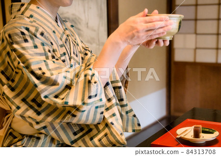 Kimono woman and tea 84313708