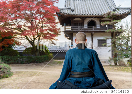 一位僧人用秋葉做冥想 84314130