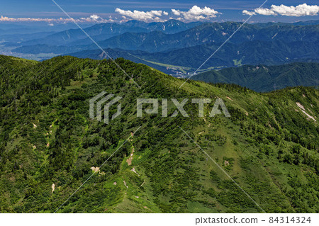 從苗場山的山脊看到的神樂礦山和越後三山 從苗場山的山脊看到的神樂礦山和越後三山 84314324