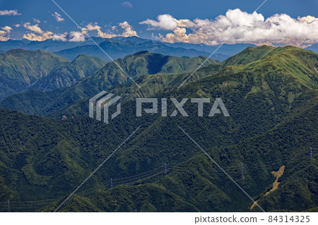從苗場山的山脊看夏天的谷川山脈和穗高山 從苗場山的山脊看夏天的谷川山脈和穗高山 84314325
