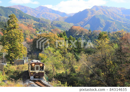 Watarase Valley Railway "Late Autumn Scenery around Konaka Station" Against the backdrop of the mountains Watarase Valley Railway "Late Autumn Scenery around Konaka Station" Against the backdrop of the mountains 84314635