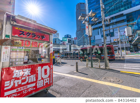 Japan's Tokyo cityscape continues with corona damage ... Overlooking the lottery counter in front of Shibuya station and Shibuya Fukurasu = November 26 84316402