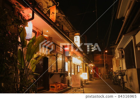 大阪市福島區夜晚的後巷街景 84316965