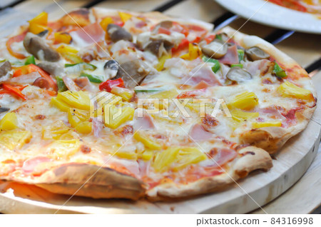 pizza or Hawaiian pizza , ham and cheese pizza 84316998