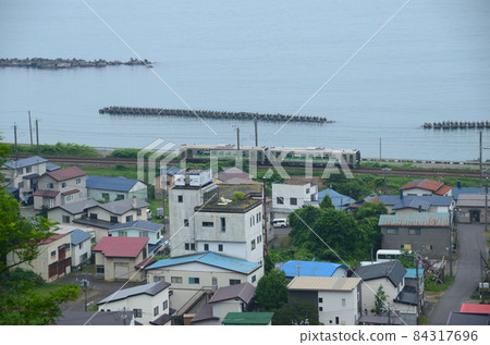 穿過登別市富浦村的室蘭本線定期列車 84317696
