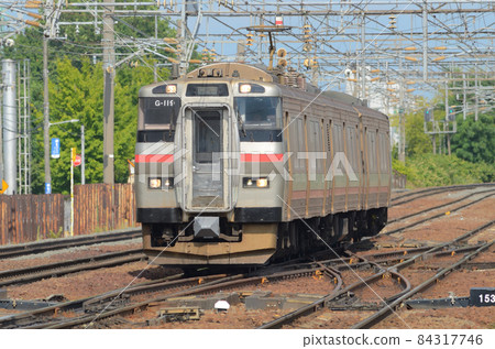 A regular train heading to Naebo Station on the inner two Chitose Lines A regular train heading to Naebo Station on the inner two Chitose Lines 84317746