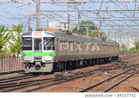 Rapid "Airport" (follow-up) that runs through the west side of Naebo Station where complicated points are lined up at high speed Rapid "Airport" (follow-up) that runs through the west side of Naebo Station where complicated points are lined up at high speed 84317752