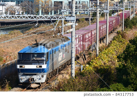 冬季在橫濱灣沿岸行駛的貨運列車 冬季在橫濱灣沿岸行駛的貨運列車 84317753