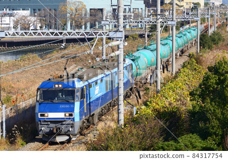 A freight train that sends tank cars to Isogo's base to carry oil to the Shinshu region 84317754