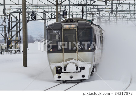 從雪霧中現身的特快“超級神威” 從雪霧中現身的特快“超級神威” 84317872