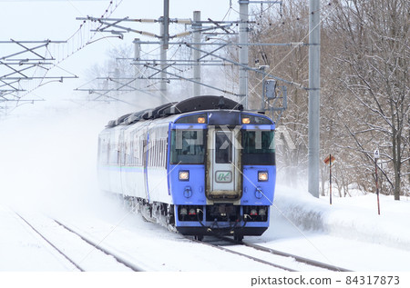 特快“鄂霍次克”在暴風雪的函館本線前往網走 84317873