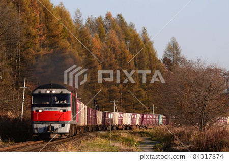 A freight train that dramatically raises exhaust by accelerating after passing the Kamimeuro signal field 84317874