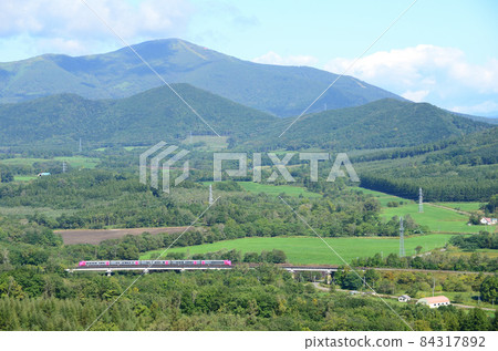 以佐幌山為背景的濱名特快“十勝”沿著通往堀胜山口的上坡行駛 84317892