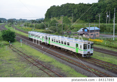 A regular train on the Muroran Main Line that goes to the confluence with the Sekisho Line in Oiwake Station 84317893