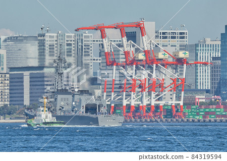 Escort ship "Samidare" and gantry crane Escort ship "Samidare" and gantry crane 84319594