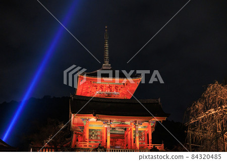 Illuminated autumn leaves of Kiyomizu-dera, a World Heritage Site Illuminated autumn leaves of Kiyomizu-dera, a World Heritage Site 84320485