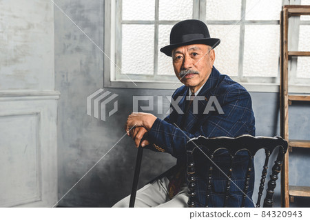 Senior Senior 84320943