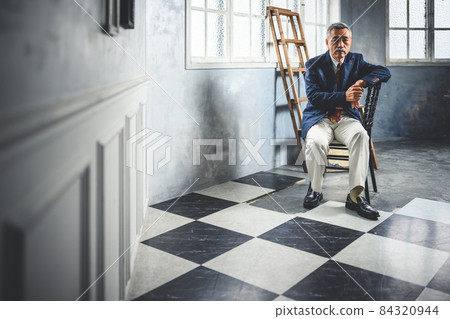 Senior Senior 84320944