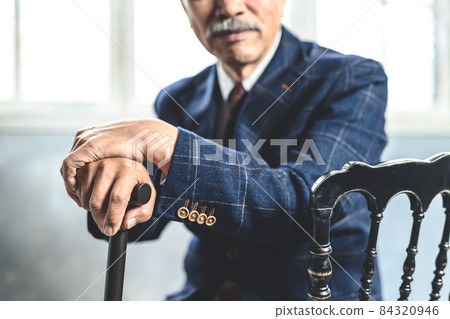 Senior Senior 84320946