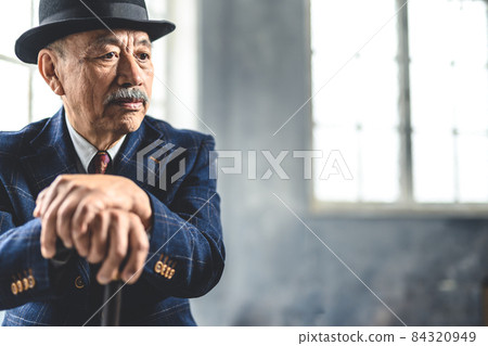 Senior Senior 84320949