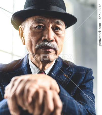 Senior Senior 84320952