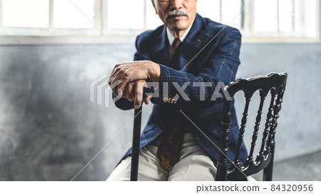 Seated man 84320956