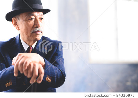 Senior Senior 84320975