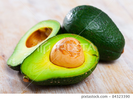 Whole and cut in half avocados 84323390