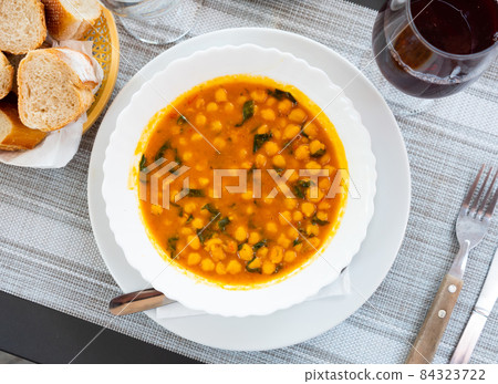 Curried stew of garbanzos with spinach, Catalan cuisine Curried stew of garbanzos with spinach, Catalan cuisine 84323722
