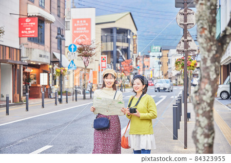訪問由布院的年輕女性和朋友 訪問由布院的年輕女性和朋友 84323955