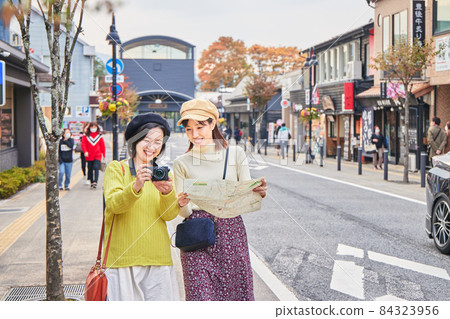 Young women and friends visiting Yufuin 84323956