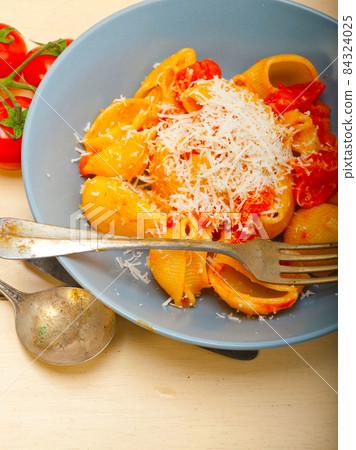 Italian snail lumaconi pasta with tomatoes 84324025