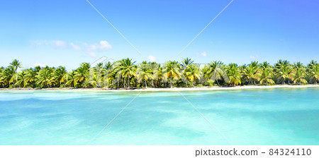 Light blue skies overlooking a marvelous island, situated amongst clear waters. 84324110