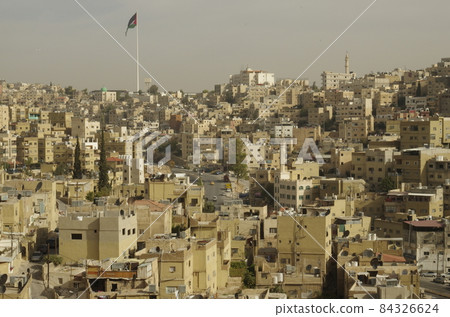 【約旦】安曼，市中心的石頭街道和遠處飄揚的巨大約旦國旗 84326624