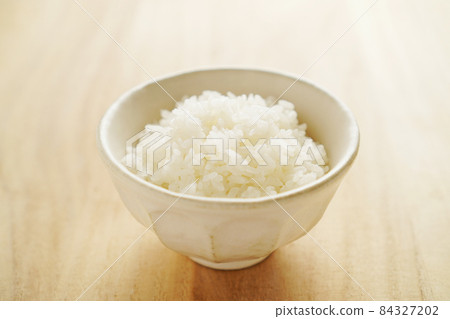 米飯放在碗裡 84327202