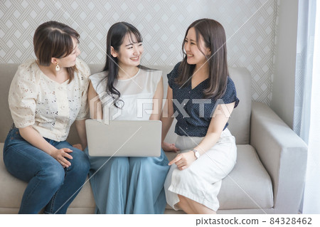 女性通過看電腦討論（建議） 84328462