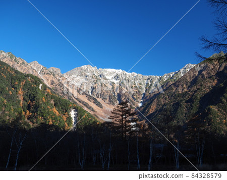 Kamikochi in late autumn, Hotaka mountain range Kamikochi in late autumn, Hotaka mountain range 84328579