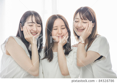 3 women (image of beauty) 3 women (image of beauty) 84328786