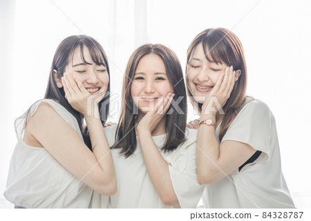 3 women (image of beauty) 3 women (image of beauty) 84328787