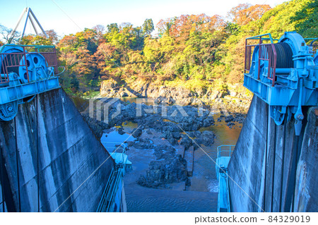 View of Takatsudo Dam from the top to the bottom of the dam Omama Autumn scenery 84329019